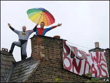 Fathers 4 Justice protest on Harriet Harman's roof