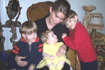 Zabeth Bayne with three kids